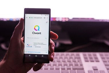Novi Sad, Sırbistan - 19 Ocak 2019: Qwant, Paris'ten, masaüstü ve taşınabilir bilgisayarlar için kullanılabilir işletilen web arama motoru. Açıklayıcı yazı işleri.