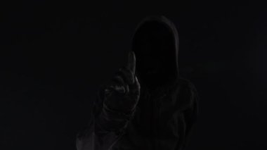 Cybersecurity kavramı ile meçhul kukuletalı erkek kişi, düşük anahtar görüntüleri dijital aksaklık etkisi ile