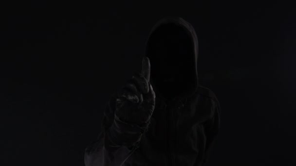 顔の見えないフード付き男性人 低キー映像効果デジタル グリッチとサイバー セキュリティ コンセプト — ストック動画