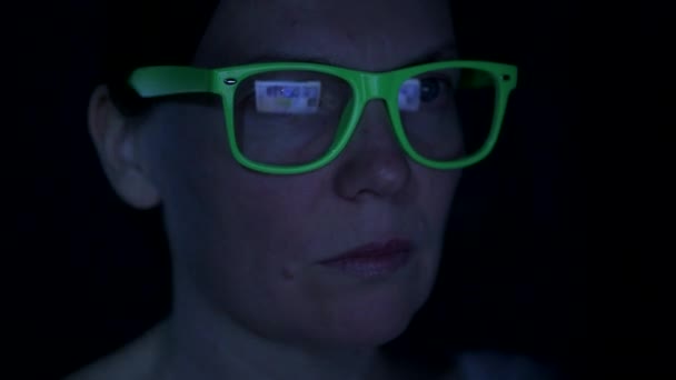 Niski Klucz Portret Zajęty Kobiety Pracy Komputerze Przenośnym Nocy Domowego — Wideo stockowe