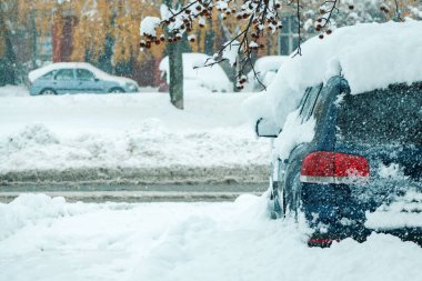 Otomobil park arabalar ile karla kaplı, kış sezonu sert trafik koşulları ile araç park