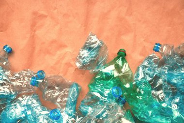 Plastik şişe geri dönüşüm, çevresel zarar ve kirliliği kavramı kopya alanı ile