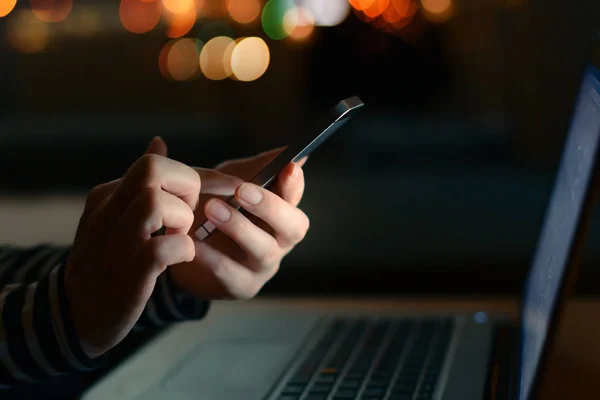 Pomocą Smartfona Laptop Późno Nocy Niski Klucz Obrazu Kobieta Freelancer — Zdjęcie stockowe