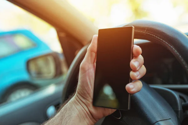 Conducción Coches Uso Teléfono Teléfono Inteligente Mano Masculina — Foto de Stock