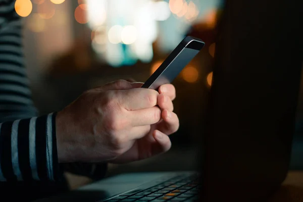 Met Behulp Van Smartphone Laptop Computer Laat Avond Handen Lage — Stockfoto