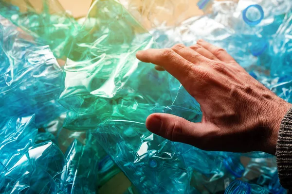 Hand Zwischen Zerkleinerten Plastikflaschen Konzept Für Umweltschäden — Stockfoto