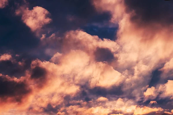 Зимове Небо Заходу Сонця Драматичними Хмарами Заломлюють Сонячне Світло — стокове фото