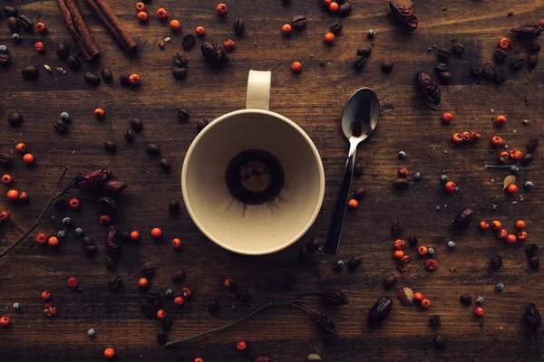 テーブルに空のコーヒー カップ 上から見る素朴なレトロなトーンのイメージ — ストック写真