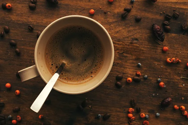 Draufsicht Auf Kaffeetasse Und Löffel Auf Einem Mit Beeren Dekorierten — Stockfoto