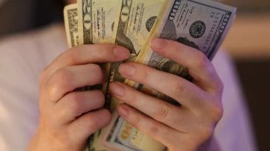 Casual kadın Amerikan Doları banknot sayma, ellerin para ile yakın çekim