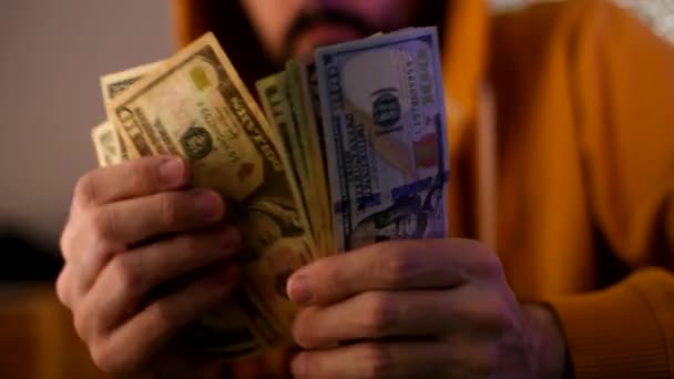 Hombre Casual Está Contando Billetes Dólar Americanos Cerca Las Manos — Vídeos de Stock