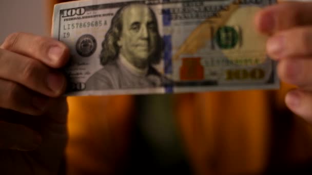 Случайный Человек Предлагает Банкноты Американскому Доллару Закрывая Руки Деньгами — стоковое видео