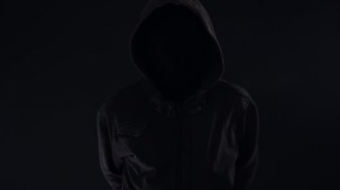 Holigan hoodie ve gece ürkütücü ve tehdit edici gizlenmiş yüzüne