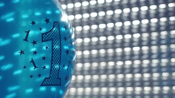 Blauwe Verjaardagsballons Met Nummer Één Bij Het Raam Selectieve Aandacht — Stockvideo