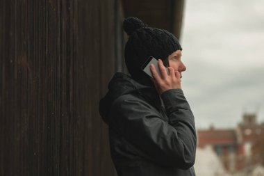 Merak kadın soğuk kış gününde sokakta cep telefonunda söz