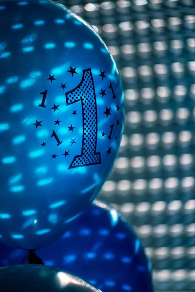 Globos Cumpleaños Azules Con Número Uno Junto Ventana Enfoque Selectivo — Foto de Stock