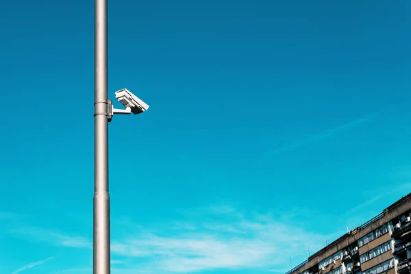 Cctv Güvenlik Kamerası Arka Planı Mavi Gökyüzü Konut Binası Ile — Stok fotoğraf