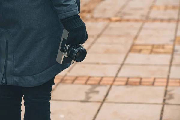 冬に路上ヴィンテージの一眼レフ カメラを保持している流行に敏感な女性写真家が手のクローズ アップ — ストック写真