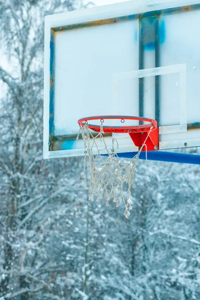 Gefrorener Outdoor Basketballkorb Winterschnee Auf Leerem Sportplatz — Stockfoto