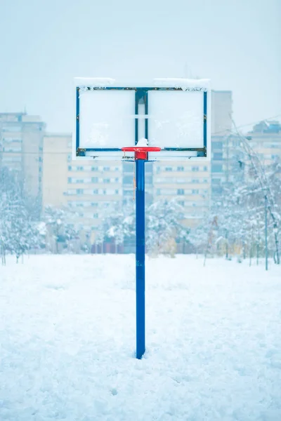 Zmrazené Venkovní Basketbalový Koš Zimě Sněhu Prázdný Sportovní Hřiště — Stock fotografie