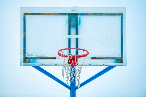 Заморожений Баскетбольний Кільце Взимку Сніг Порожньому Спортивному Майданчику — стокове фото