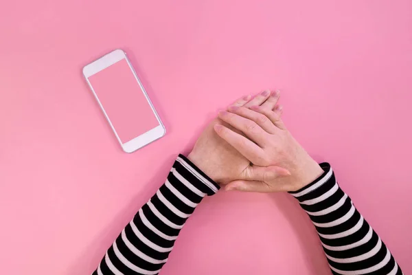 Vrouwelijke Handen Moderne Smartphone Mock Leeg Scherm Als Kopie Ruimte — Stockfoto