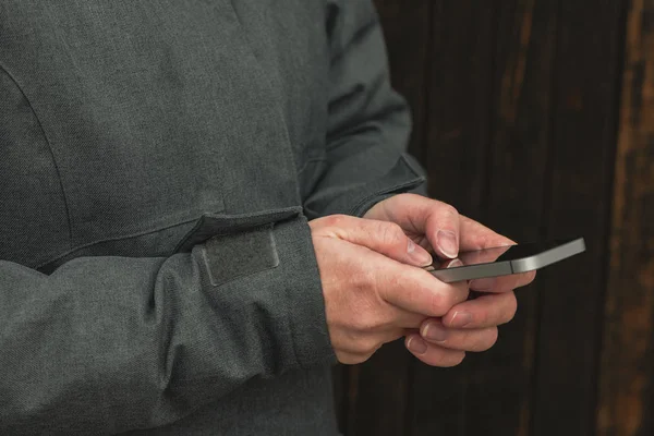 Kvinnan Använder Smartphone Gatan Vintertid Casual Vuxen Hona Skriva Meddelande — Stockfoto