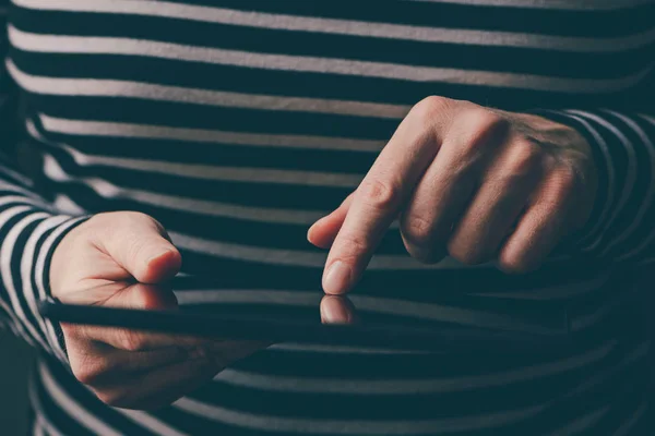 Vrouw Met Behulp Van Tablet Close Van Handen — Stockfoto