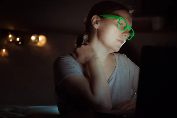 Woman Suffering Severe Neck Pain While Working Laptop Computer Late — Stock Photo, Image