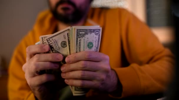 Homem Casual Está Contando Notas Dólar Americano Perto Mãos Com — Vídeo de Stock
