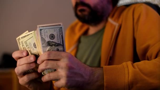 Casual Mannen Räknar Amerikanska Dollar Sedlar Närbild Händer Med Pengar — Stockvideo