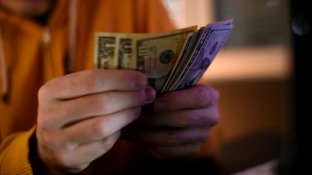 Homem Casual Está Contando Notas Dólar Americano Perto Mãos Com — Vídeo de Stock