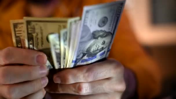 Homem Casual Está Contando Notas Dólar Americano Perto Mãos Com — Vídeo de Stock