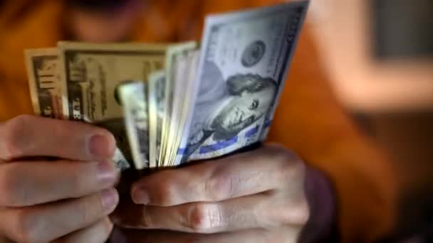 Hombre Casual Está Contando Billetes Dólar Americanos Cerca Las Manos — Vídeos de Stock