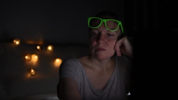 Низкий Ключ Портрет Занятой Женщины Работающей Ноутбуком Ночью Своего Домашнего — стоковое видео