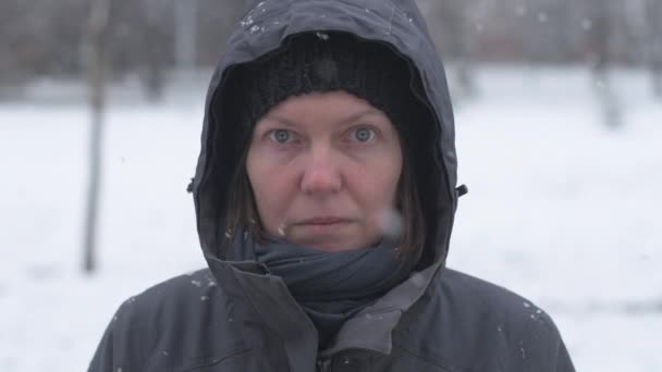 Retrato Bela Mulher Adulta Neve Olhando Para Câmera Câmera Lenta — Vídeo de Stock