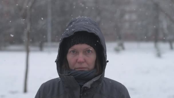 Портрет Красивой Взрослой Женщины Снегу Смотрящей Камеру Замедленная Съемка — стоковое видео