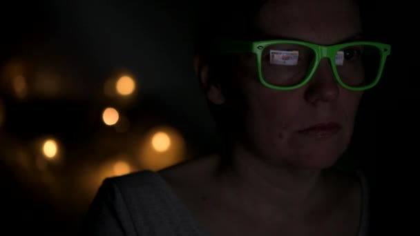 Низкий Ключ Портрет Занятой Женщины Работающей Ноутбуком Ночью Своего Домашнего — стоковое видео
