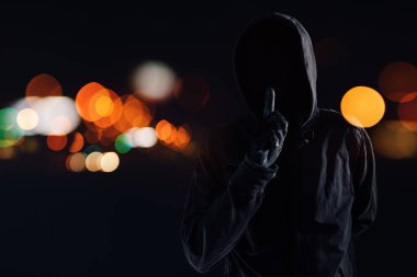 Sus işareti sessizlik Victim saldırı önce mimik dudaklarında parmak ile kapüşonlu manyak