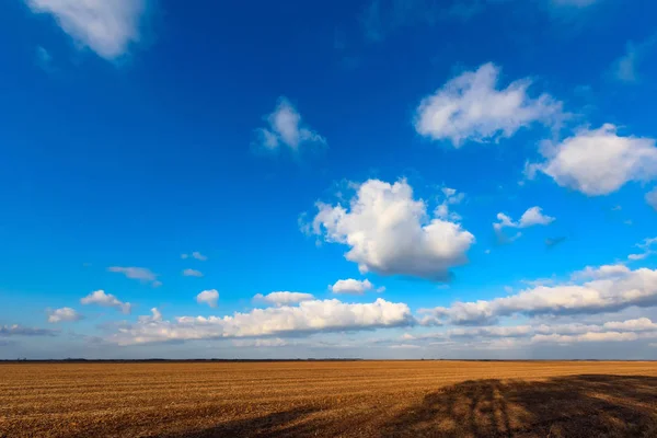 Nubes Blancas Cruzan Cielo Azul Sobre Hermoso Paisaje Campo Llano —  Fotos de Stock