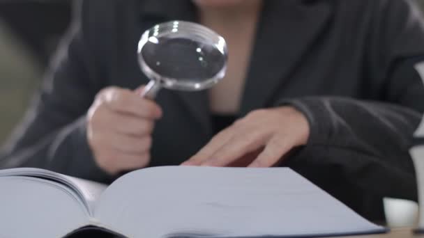Адвокат Женщина Использует Увеличительное Стекло Чтения Юридических Книг Рабочем Столе — стоковое видео