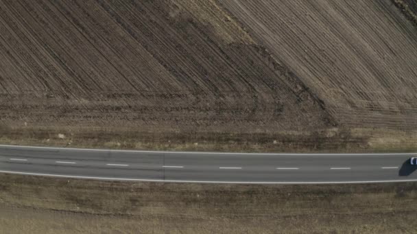 Auto Und Lkw Auf Gerader Straße Durch Flache Landschaft Luftaufnahme — Stockvideo