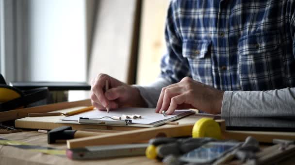 Carpenter Croquis Projet Menuiserie Sur Papier Presse Papiers Dans Son — Video