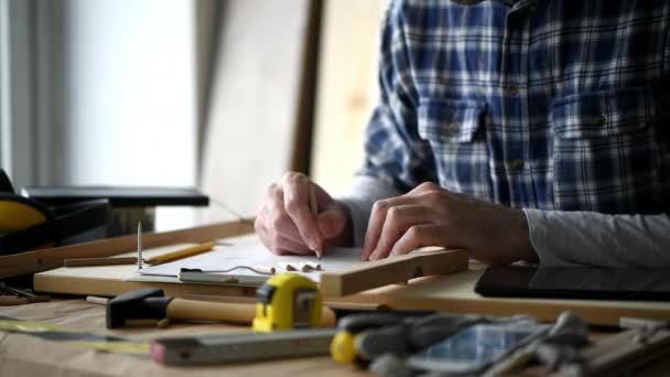 Timmerman Schetsen Houtbewerkingsproject Klembord Papier Zijn Atelier Voor Kleine Bedrijven — Stockvideo