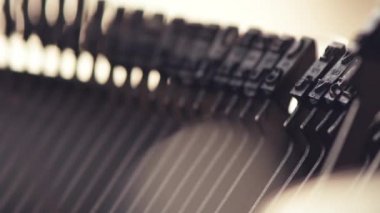 Daktilo typebars yavaş çekimde, yakın çekim