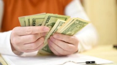 Baş fuları doğrama doğrama atölyesinde Amerikan dolar kağıt para birimi para sayma ile kadın marangoz