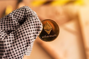 Marangoz ahşap atölyesinde Ethereum para tutan