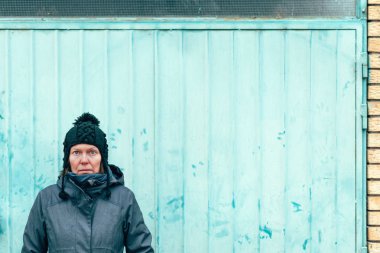 Sokak içinde kentsel soğuk kış öğleden sonra seçici odak çevreleyen güzel rahat yetişkin beyaz kadın portresi