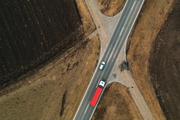 Samochody Ciężarówki Prostej Drodze Poprzez Zwykły Wiejski Krajobraz Widok Lotu — Zdjęcie stockowe