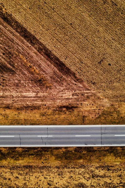 田舎の風景を空の道 秋の午後のドローン Pov から抽象的なトップ ビューの空撮 — ストック写真